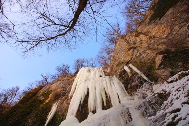 55 Bettstigi-Wasserfall zu Eis erstarrt
